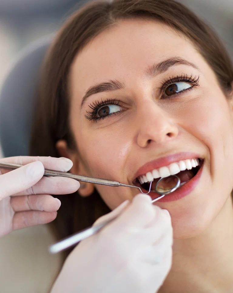 analiza stanu zębów kobiety u dentysty